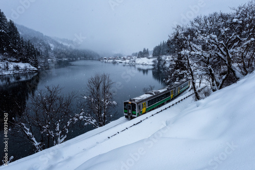 冬の大志集落と只見線