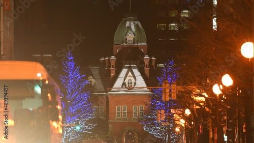 冬の夜の北海道庁赤レンガ庁舎と冬道を走る車  北海道札幌市