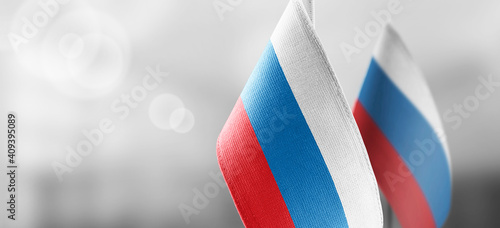 Foto Small national flags of the Russia on a light blurry background