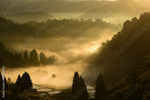 光芒さす山古志風景