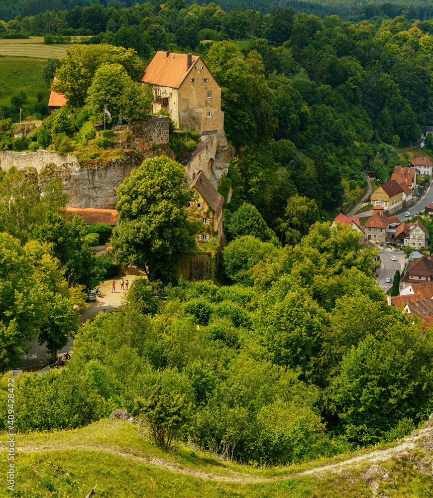Burg Pottenstein oberhalb der Stadt Pottenstein, Fränkische Schweiz, Landkreis Bayreuth, Franken, Oberfranken, Bayern, Deutschland Burg Pottenstein oberhalb der Stadt Pottenstein, Fränkische Schweiz, Landkreis Bayreuth, Franken, Oberfranken, Bayern, Deutschland
