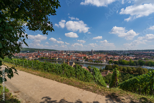 Blick von der Festung Marienberg auf die historische Altstadt und die Alte Mainbrücke von Würzburg und den Main, Unterfranken, Franken, Bayern, Deutschland