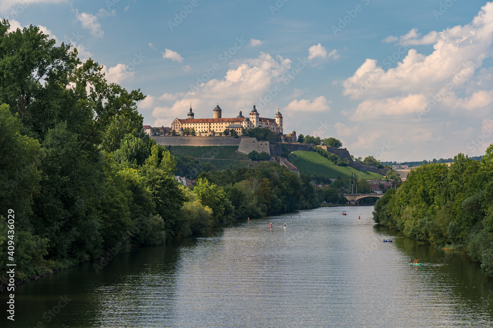 Fototapeta premium Blick zur Festung Marienberg in Würzburg vom Main aus, Unterfranken, Franken, Bayern, Deutschland