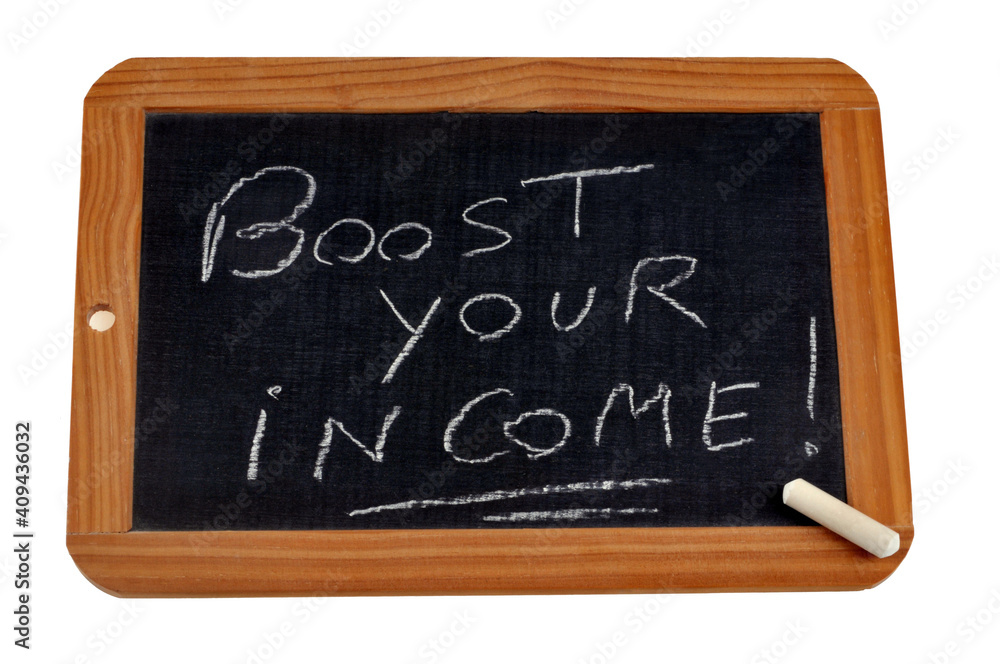 Boostez vos revenus écrit en anglais sur une ardoise d'école Boostez vos revenus écrit en anglais sur une ardoise d'école