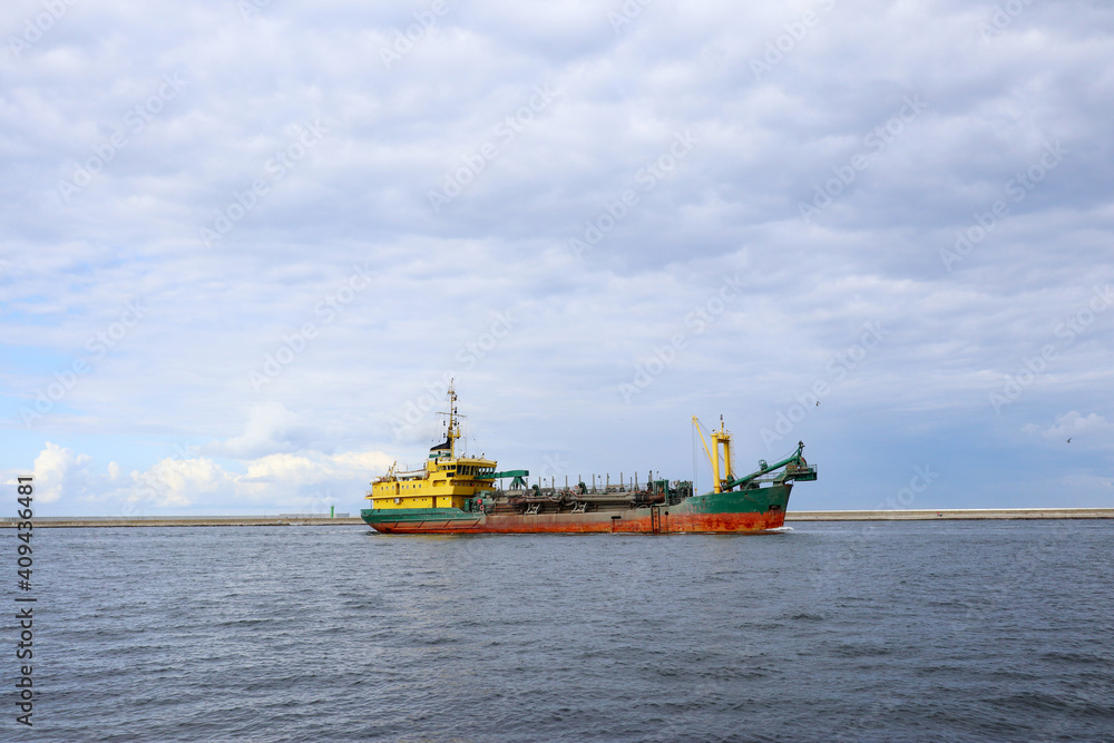 Fototapeta premium ship in the sea