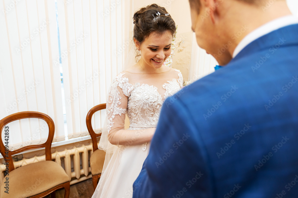 Naklejka premium putting a ring on your finger at a wedding, an oath of eternal love of the bride and groom, a festive ceremony of registering the marriage of people in love