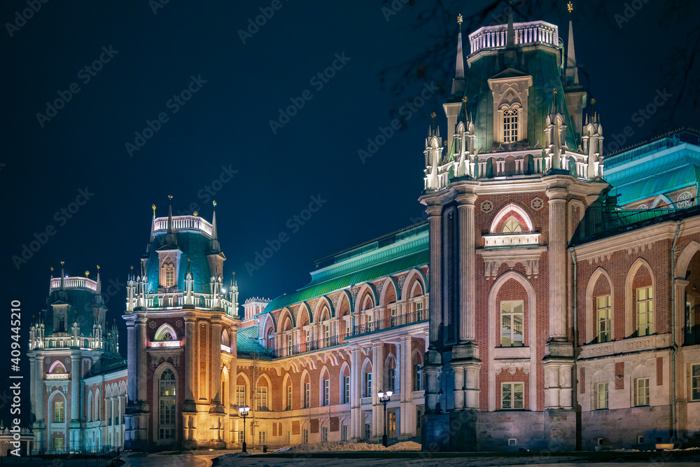 Fototapeta premium foggy evening in an old Moscow mansion