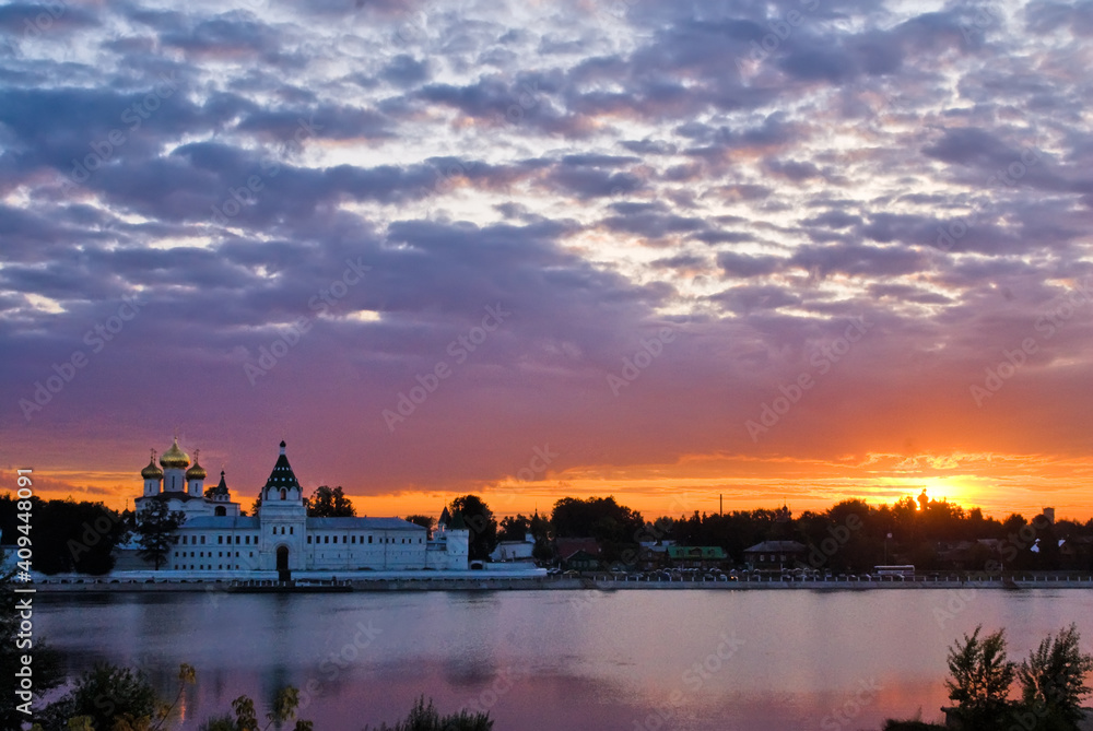 Naklejka premium Kostroma. Ipatievsky monastery in twilight