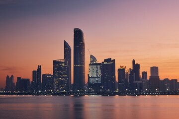 Fotobehang Abu Dhabi Abu Dhabi wolkenkrabbers in dageraad  © Chalabala