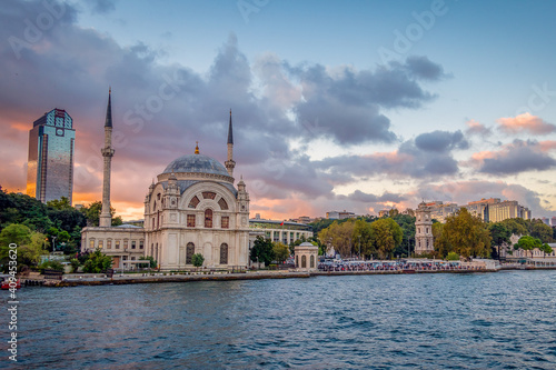 Fototapeta Naklejka Na Ścianę i Meble -  The Ortaköy Mosque on the banks of the Bosphorus Straits, at sunset.