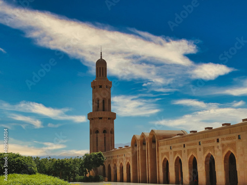 Aufnahme der grossen Sultan Qabus Moschee in Muscat in der Mittagssonne - Picture of the 
sultan qaboos mosque in muscat in middays sun photo