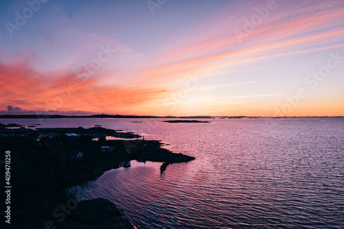 Sch  ner Sonnenuntergang   ber in der N  he eines Hafens in G  teborg  Schweden in einer warmen Sommernacht