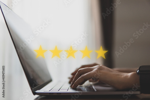 Carta da parati 5star concept of testimonial and review, people use computer laptop for review rating online