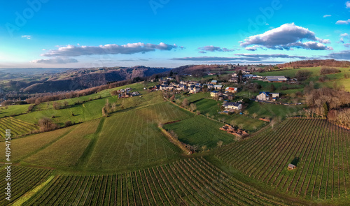 Allassac (Corrèze, France) - Vue aérienne de la vallée de la Vézère et des vignobles depuis la Chartroulle