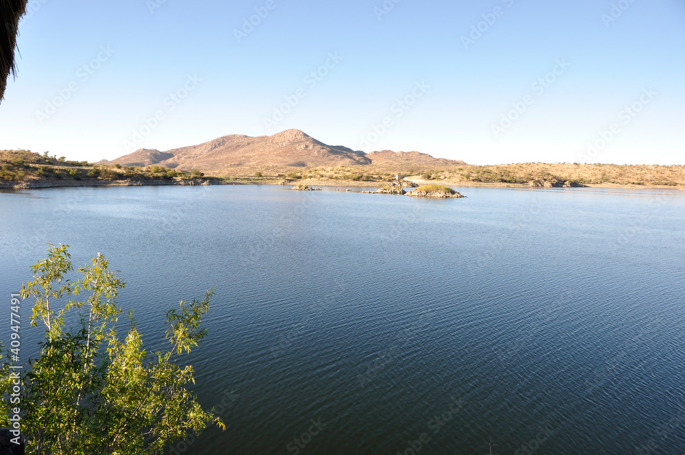 Am Stausee von Rehoboth liegt das Lake Oanob Resort. At the artificial lake in the desert near Rehoboth there is Lake Oanob Resort.