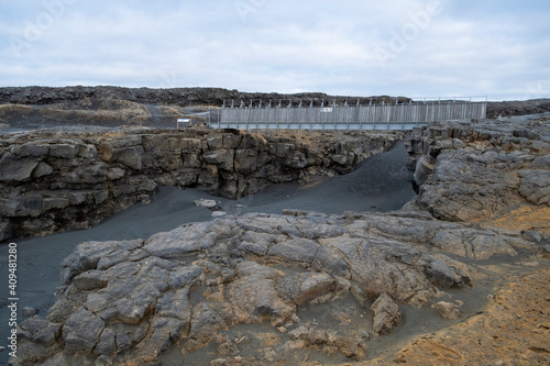 Miðlína - Brücke über der Grabenbruchlinie zwischen der europäischen und nordamerikanischen Kontinentalplatte nahe Grindavík auf der isländischen Halbinsel Reykjanes.