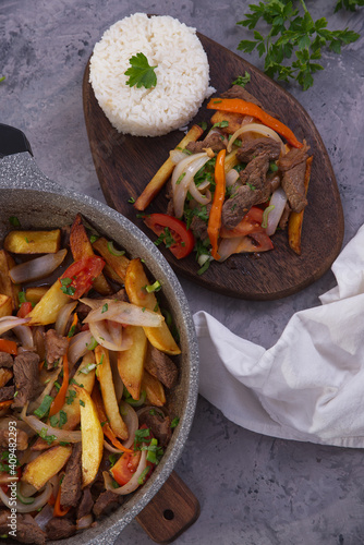 Peruvian dish known by the name of lomo saltado, prepared with pieces of beef tenderloin, tomatoes, yellow pepper, peppers, onion and other vegetables.