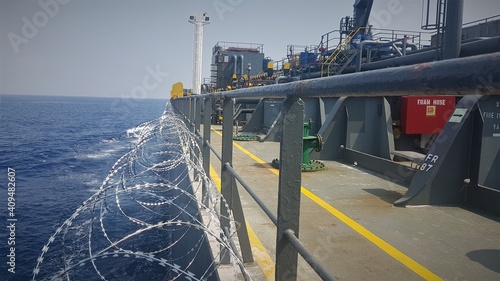 Razor wires fittings in a vessel