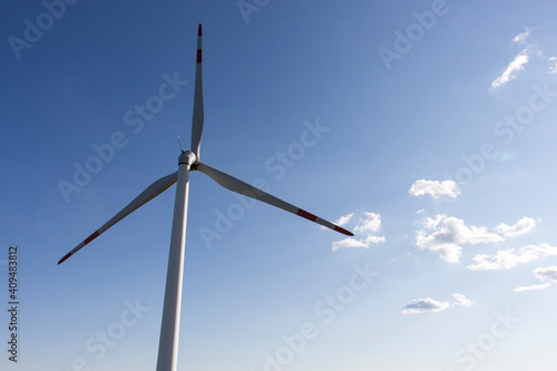 Turbina eolica in una giornata d'estate © Federico