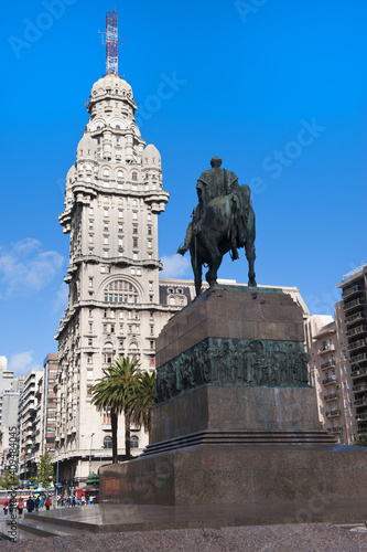 Foto Plaza Independencia, Palacio Salvo and Jose Artigas Equestrian statue, Montevide