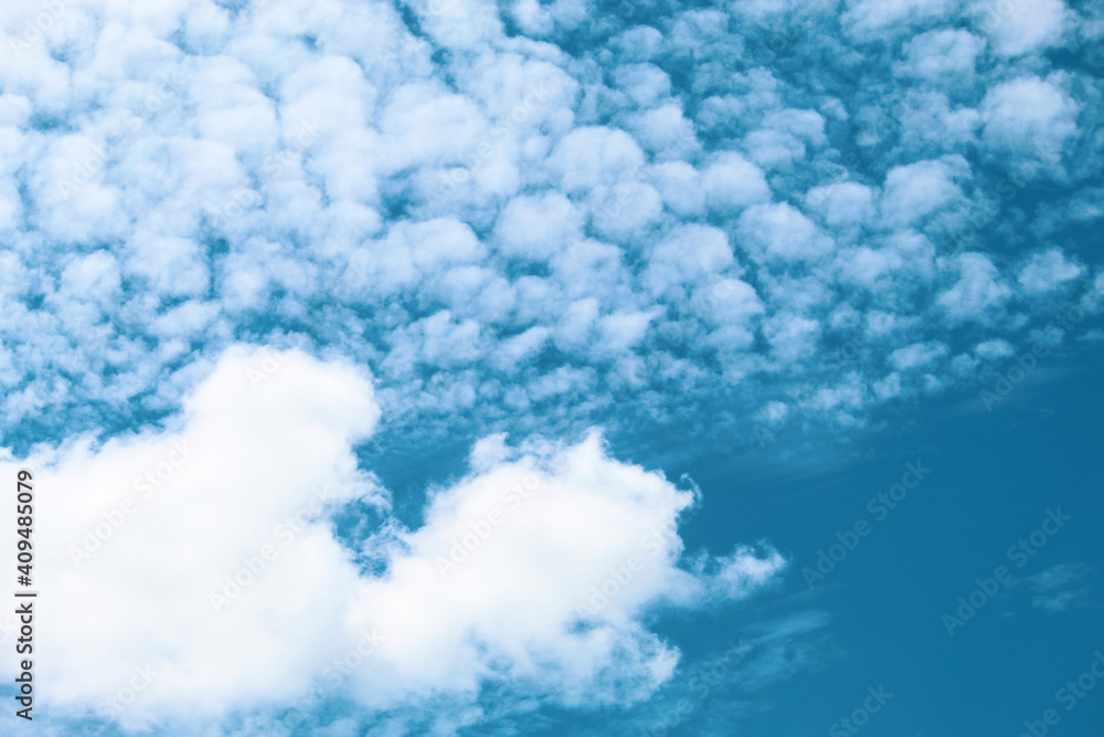 Obraz premium CÉU AZUL COM NUVENS BRANCAS.