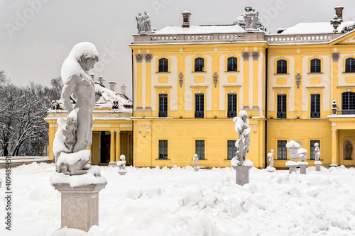 Śnieżna zima w ogrodach Pałacu Branickich, Podlasie, Polska
