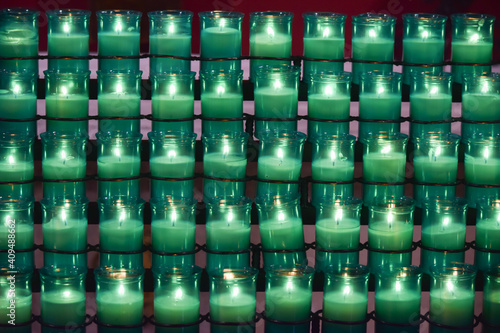 Grupo de velas encendidas en homenaje a los difuntos en una iglesia de Valladolid