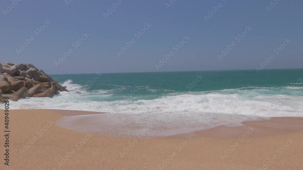 Paisaje de la playa de Nazaré con las olas rompiendo en la arena Paisaje de la playa de Nazaré con las olas rompiendo en la arena