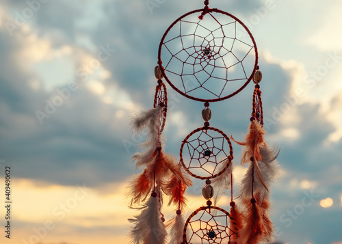  Obrazy Indianie   dreamcatcher-with-orange-feathers-swaying-with-light-wind-against-background-of-evening-city-buildings-blue-sky-at-sunset-summer-boho-style-indian-style-relax-meditation-emotions