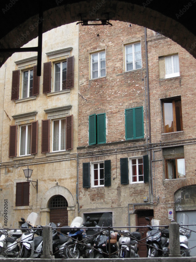 Perugia, Vespe, Fassade