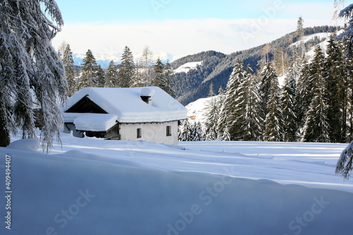 Le Dolomiti innevati senza turisti per i divieti di circolazione causa Covid-19.