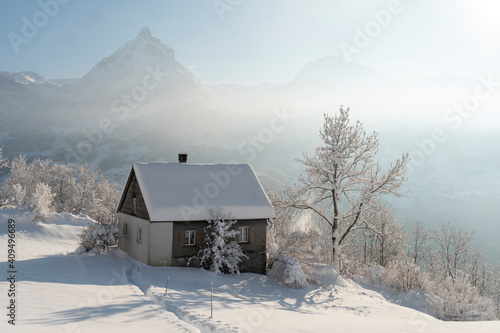 romantisches Häuschen in frisch verschneiter Winterlandschaft