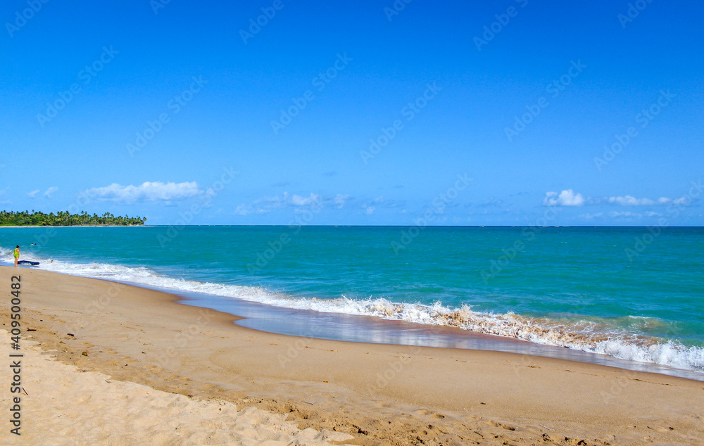 Praia com água cristalina e céu azul