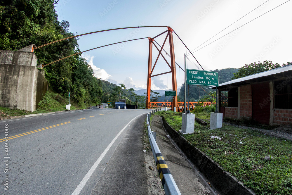 Obraz premium Carreteras, Puentes y construcción en la selva peruana
