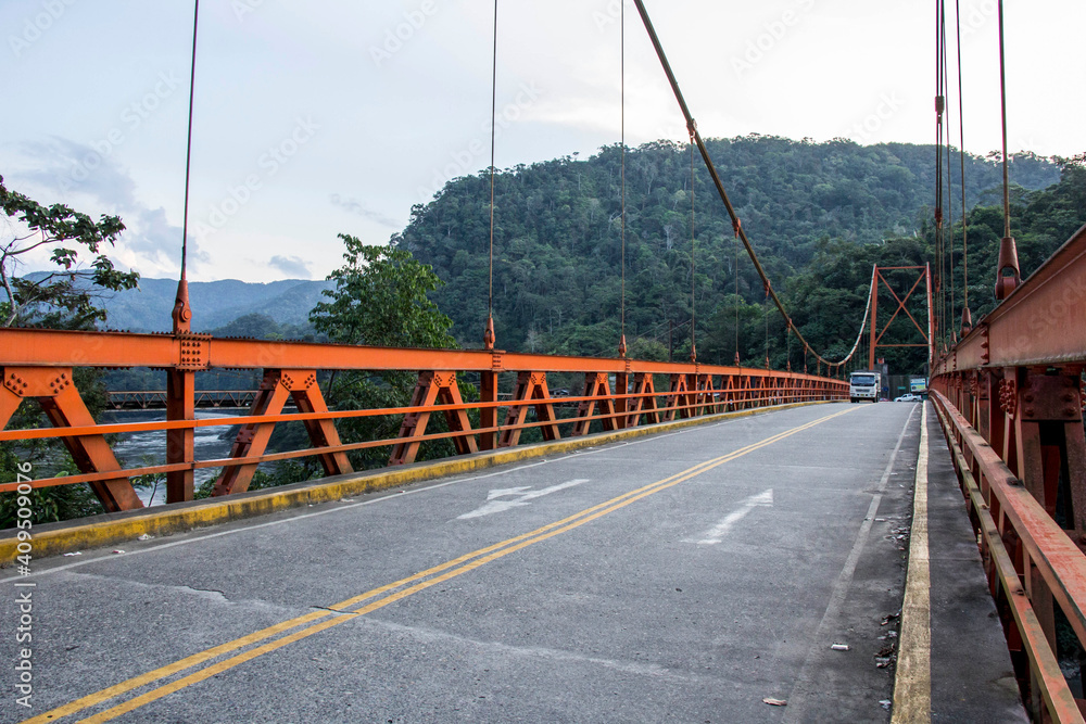 Obraz premium Carreteras, Puentes y construcción en la selva peruana