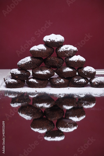 Muffiny czkoladowe piramida posypane cukrem pudrem