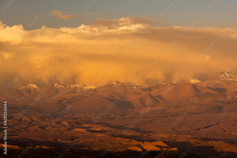 Vista del altiplano del norte de chile al atardecer y bajo lluvia