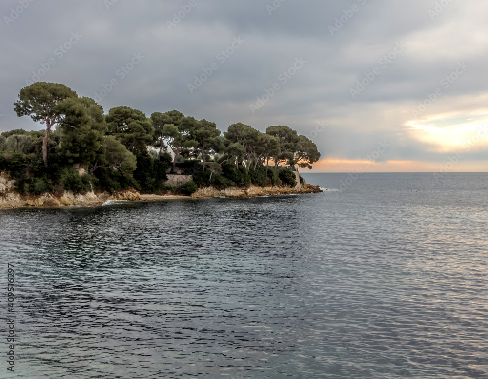 Paysage de bord de mer aux couleurs hivernales sur la presqu'île du Cap Ferrat sur la côte d'Azur Paysage de bord de mer aux couleurs hivernales sur la presqu'île du Cap Ferrat sur la côte d'Azur