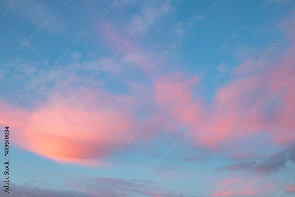 Obraz premium Clouds illuminated by purple sunset, in a blue sky, Sesimbra.