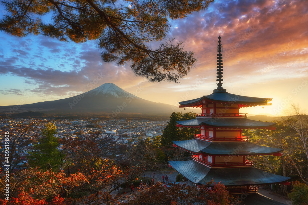 Obraz premium Beautiful Autumn scenery of Red pagoda Chureito the famous tourist attraction in fujinomiya town and Mount Fuji at sunset in Yamanashi prefecture, Japan