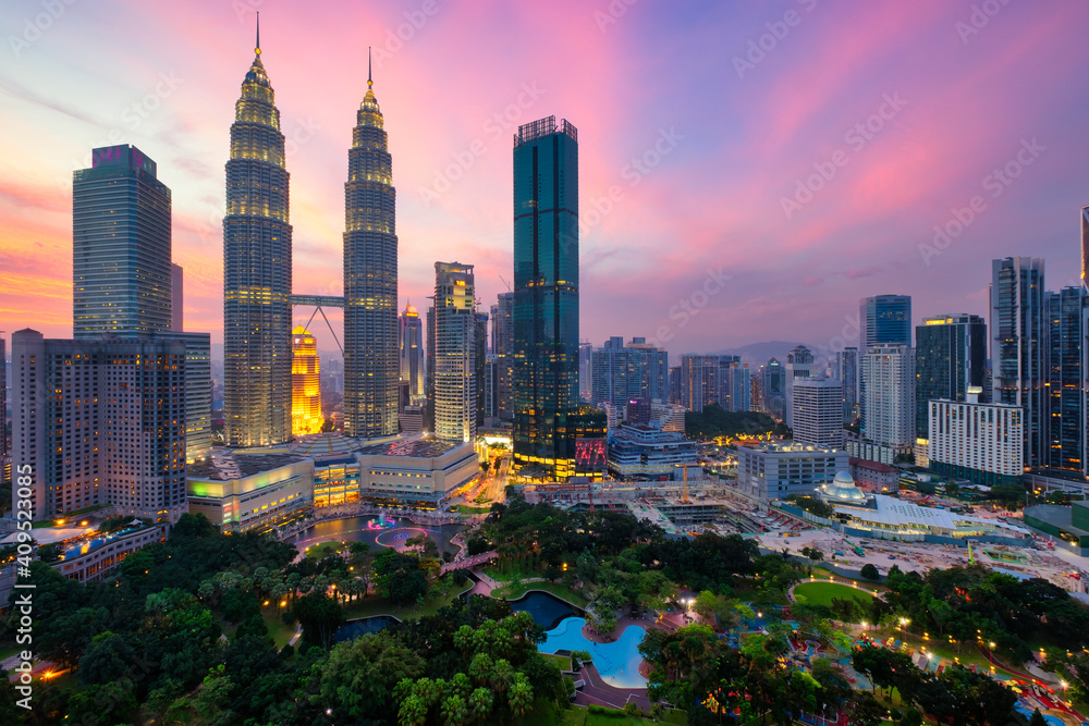 Obraz premium Kuala Lumpur skyline financial downtown district and KLCC park view at sunset