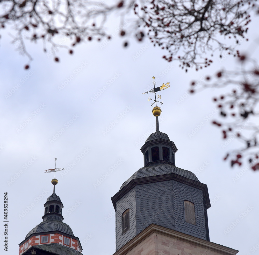 Von Zweigen umrahmte Türme der Stadtkirche St. Georg