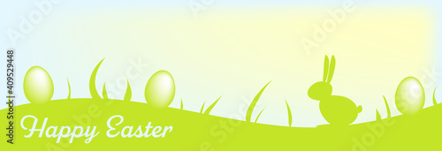 stilisierter Hase auf einer grünen Wiese zu Ostern mit Gras und Eiern vor einem blauen Himmel mit Sonnenschein als Banner für Webseiten