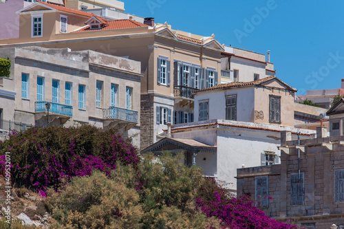High contrast between neoclassical mansions and bougainvillaeas at Vaporia area Fototapet