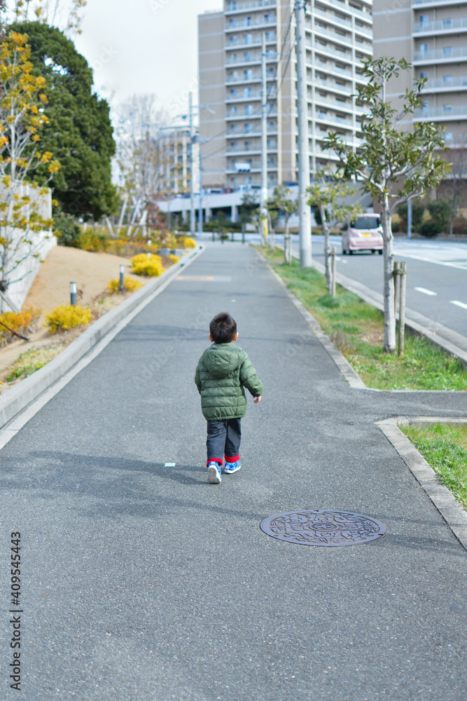 歩道を歩く男の子 歩道を歩く男の子