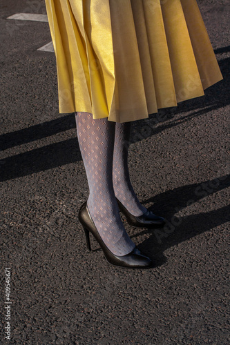 Gonna gialla scarpe calza strada durante fashion week