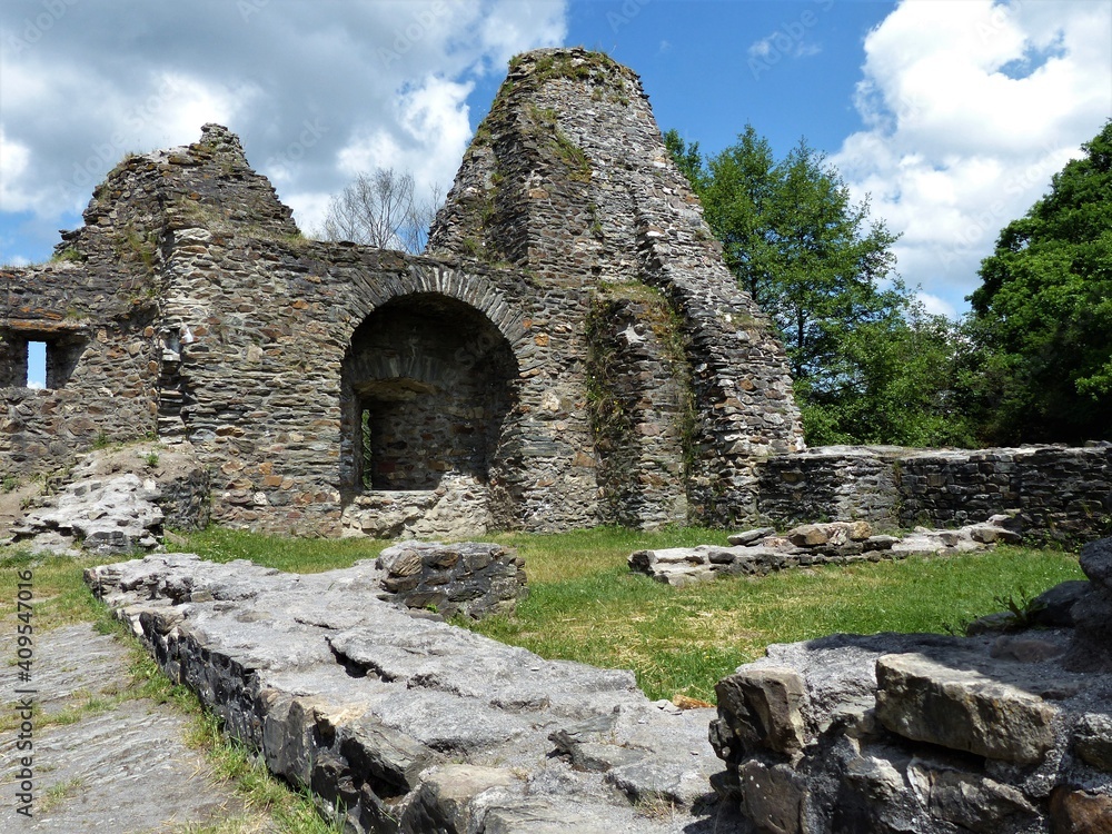 Mauerreste im Inneren der Burgruine Baldenau im Hunsrück Mauerreste im Inneren der Burgruine Baldenau im Hunsrück