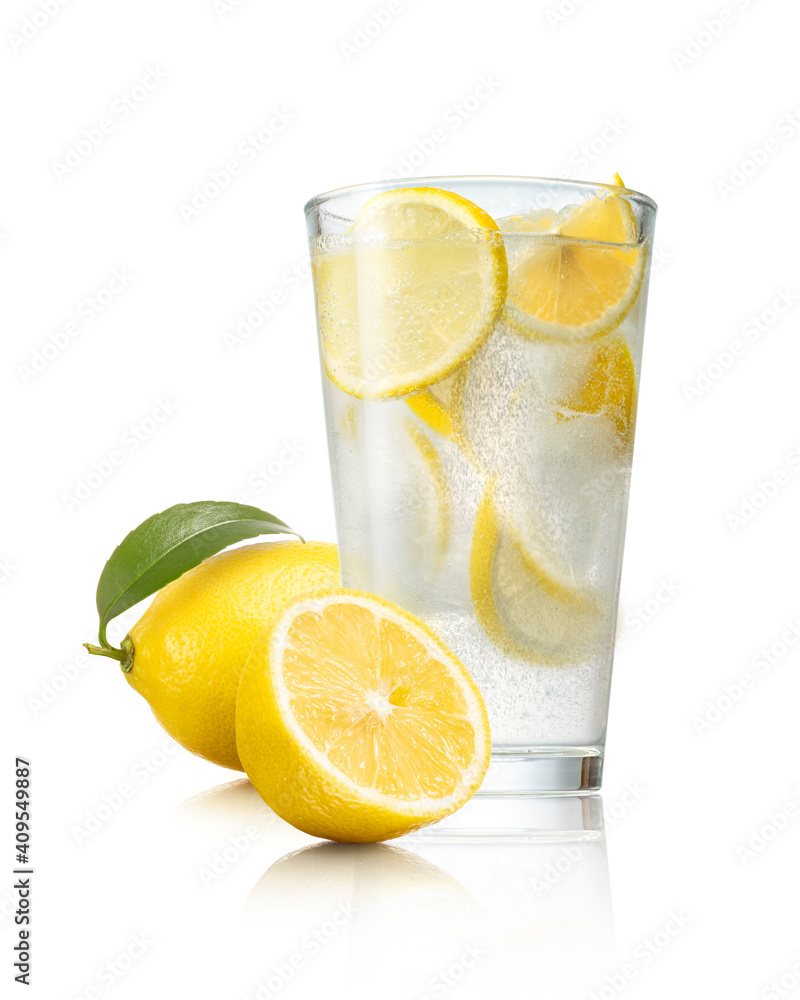 グラスに注がれたレモンサワーもしくはレモンスカッシュ Stock 写真 Adobe Stock