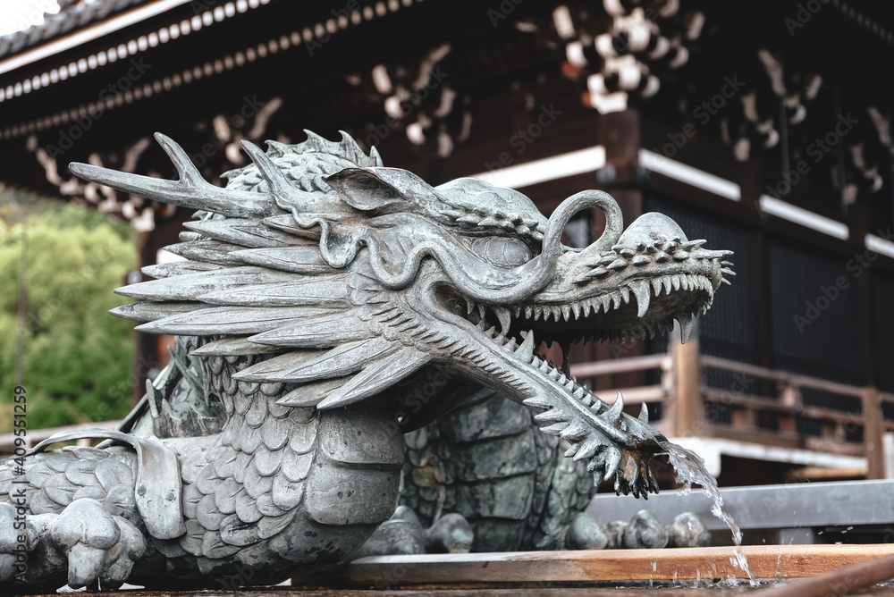 Fototapeta premium Japanese Dragon Scultpure