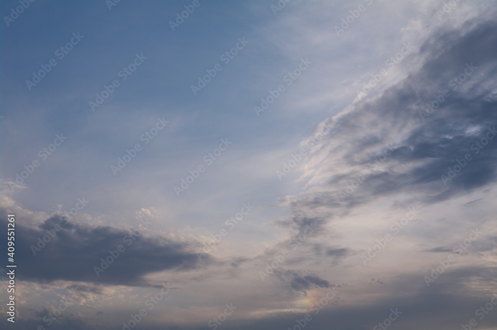 翼に似た雲と幻日